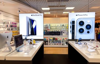 Letonya, Riga, Aralık 2021 - ORIGO alışveriş merkezi Riga, Letonya 'da yeni bilgisayar modelleri ve 5G telefonları olan modern iç elektronik mağazası
