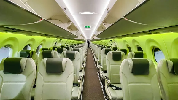 ラトビア 2021年12月 緑のバックライト付き空のエアロバティック航空機キャビンインテリアと旅客用座席 — ストック写真