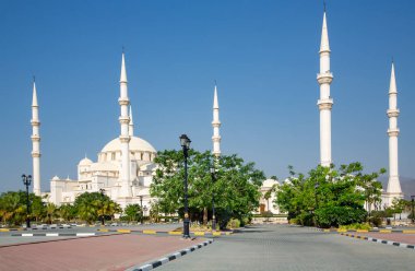 Altı minareli Şeyh Zayed Camii, Birleşik Arap Emirlikleri 'nin Fujairah Emirliğindeki ana camii.