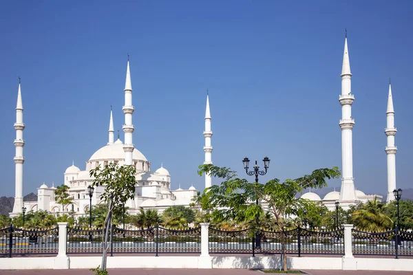 Мечеть Шейха Зайеда Шестью Минаретами Является Главной Мечетью Эмирате Фуджейра — стоковое фото