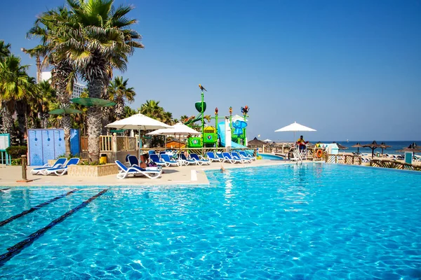 BAE, FUJAIRAH, NOVEMBER, 2021 - Birleşik Arap Emirlikleri, Fujairah 'taki Umman Körfezi üzerinde bulunan Sandy Beach Hotel & Resort' ta çocuk slaytlarıyla havuz