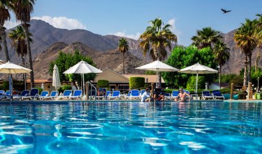 BAE, FUJAIRAH, NOVEMBER, 2021 - Fujairah, Birleşik Arap Emirlikleri 'ndeki Umman Körfezi üzerindeki Sandy Beach Hotel & Resort' ta yüzme havuzu
