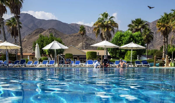 BAE, FUJAIRAH, NOVEMBER, 2021 - Fujairah, Birleşik Arap Emirlikleri 'ndeki Umman Körfezi üzerindeki Sandy Beach Hotel & Resort' ta yüzme havuzu