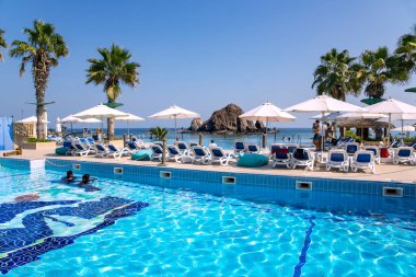 BAE, FUJAIRAH, NOVEMBER, 2021 - Birleşik Arap Emirlikleri 'nin Fujairah Körfezi' ndeki Snoopy Adası 'na bakan Sandy Beach Otel & Resort' ta yüzme havuzu