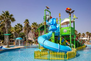BAE, FUJAIRAH, NOVEMBER, 2021 - Sandy Beach Otel ve Fujairah, Birleşik Arap Emirlikleri Umman Körfezi üzerindeki Resort çocuk slaytlarıyla yüzme havuzu