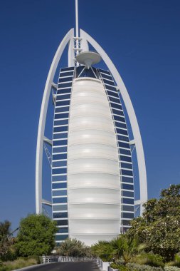 Dubai 'deki Burj Al-Arap gökdeleninde. Yelken şekilli modern otel Jumeirah Grubu tarafından yönetiliyor..