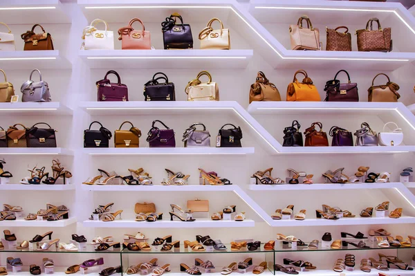 Emiratos Árabes Unidos Dubai Noviembre 2021 Estantes Con Zapatos Bolsos —  Fotos de Stock