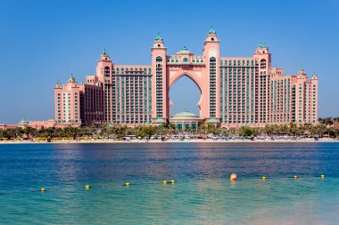 BAE, DUBAI, NOVEMBER, 2021 - Dubai 'deki Arap Körfezi kıyılarında insan yapımı Palm Jumeirah adasında bulunan ünlü dünya sınıfı Atlantis Palm lüks 5 yıldızlı otele bakın..