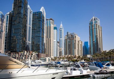 BAE, DUBAI, NOVEMBER, 2021: Dubai Marina 'da sehpası, otelleri, dükkanları ve Dubai limanı, Ras al Khor, Dubai, BAE.