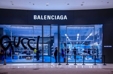 BAE, DUBAI, NOVEMBER, 2021 - Dünyanın en büyük alışveriş merkezi olan Dubai 'deki Gucci ile işbirliği içinde Balenciaga butiği. Birleşik Arap Emirlikleri