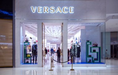 BAE, DUBAI, NOVEMBER, 2021 Dubai alışveriş merkezindeki Versace butiği, dünyanın en büyük alışveriş merkezi. Birleşik Arap Emirlikleri