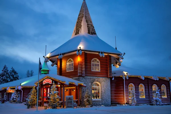 Europa Finnland Rovaniemi Dezember 2018 Schneebedeckte Holzgebäude Santa Office Weihnachtsmanndorf — Stockfoto