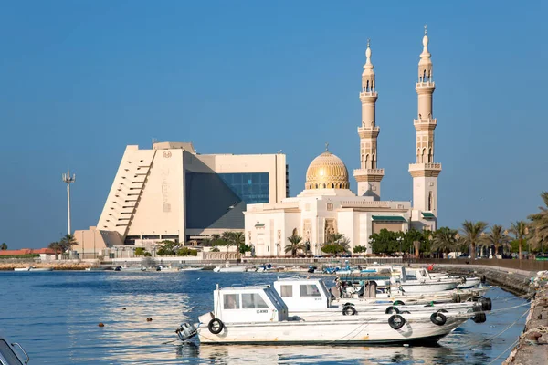 BAE, ŞARJAH, NOVEMBER, 2021 - Arka planda Birleşik Arap Emirlikleri 'nin büyük bir camii bulunan Şeriat limanındaki dolgu. Şerife, Arap Yarımadası 'ndaki Basra Körfezi' nin kuzey kıyısında yer almaktadır.