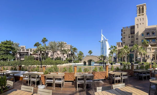 Dubai 'deki Madinat Jumeirah ve Burj Al Arab Jumeirah. Lüks modern mimari ve turizm konsepti.