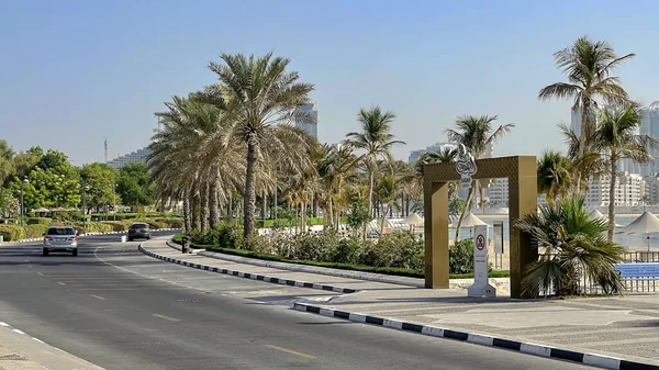 Оаэ Дубай Ноябрь 2021 Городская Дорога Проходящая Мимо Парка Возле — стоковое фото