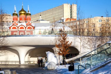 RUSSIA, MOSCOW, Aralık 2021 - Zaryadye Parkı 'nda yüzen köprü - Moskova' nın turistik merkezi..