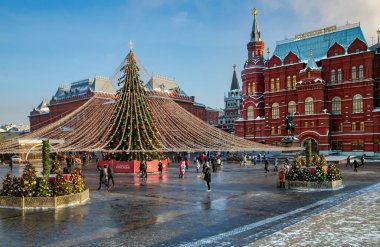 RUSSIA, MOSCOW, Aralık 2021 - Rusya 'nın başkenti Moskova' daki Tarihi Müze 'nin arka planına karşı Manezhnaya Meydanı.