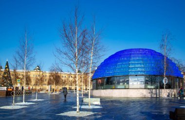 RUSSIA, MOSCOW, Aralık 2021 - Moskova 'daki Zaryadye doğal peyzaj parkındaki bilgi pavyonu kubbesinin görüntüsü