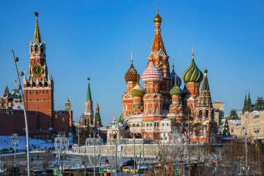 RUSSIA, MOSCOW, Aralık 2021 - Kızıl Meydan, Moskova, Rusya 'daki Moskova Kremlin' deki Kutsal Bakire Meryem St. Basils Katedrali ve Spasskaya Kulesi 'nin şefaati Katedrali.