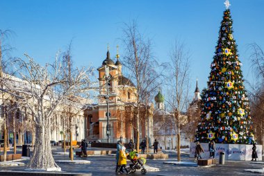 RUSSIA, MOSCOW, HAZİRAN, 2022 Zaryadye parkında güzel dekore edilmiş Noel ve yeni yıl ağacı. Moskova 'nın merkezindeki sokaklardan rapor verin. Mutlu yıllar konsepti.