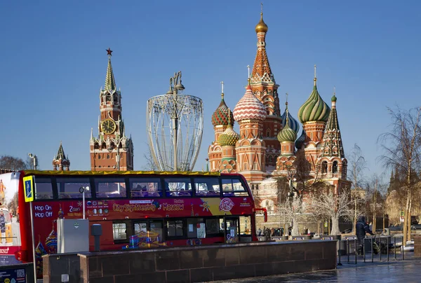 Rússia Moscow Janeiro 2022 Ônibus Vermelho Dois Andares Perto Parque — Fotografia de Stock