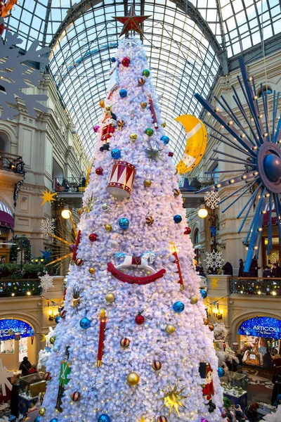 Russia Mosca Gennaio 2022 Bellissimo Albero Bianco Natale Capodanno Con — Foto Stock