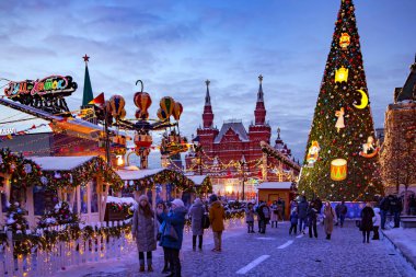 RUSSIA, MOSCOW, JANUARY, 2022 - Rusya, Moskova 'da Noel ve Yeni Yıl dekorasyonları ve festival aydınlatmasıyla Kızıl Meydan ve Devlet Tarihi Müzesi' nin gece manzarası
