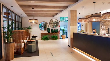 İspanya, Katalonya, Lloret de Mar, Eylül 2021 - Iloret de Mar, Costa Brava 'daki Acapulco otelinin modern lobi iç mimarisi