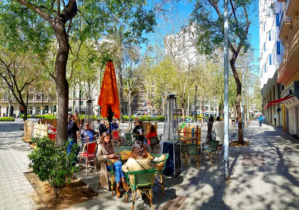 Spanien Barcelona Mars 2021 Människor Äter Öppna Verandorna Kaféer Och — Stockfoto