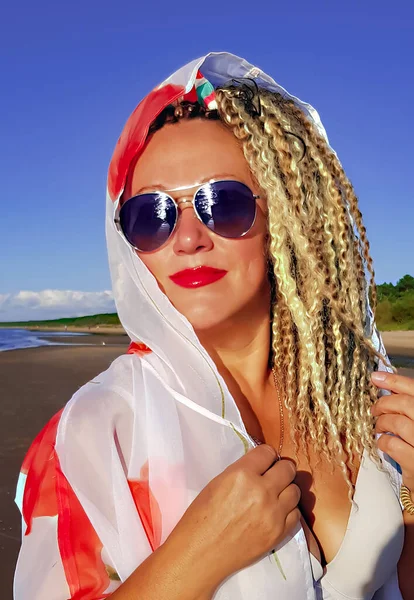 Dospělá Krásná Žena Kudrnatými Vlasy Bílých Průhledných Šatech Opalování Břehu — Stock fotografie