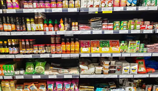Letónia Riga Janeiro 2022 Prateleiras Com Várias Marcas Produtos Alimentares — Fotografia de Stock