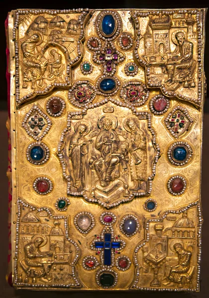 Nagyon Régi Arany Biblia Borító Körülvéve Drágakövekkel Gyöngyökkel Érmékkel Szentek — Stock Fotó