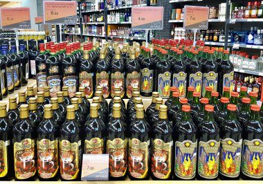 LATVIA, RIGA, JANUARY, 2022 - Riga, Letonya 'daki alışveriş merkezinde çeşitli marka elma şırası ve sıcak şarap rafları. Soğuk kış için ılık içecekler.