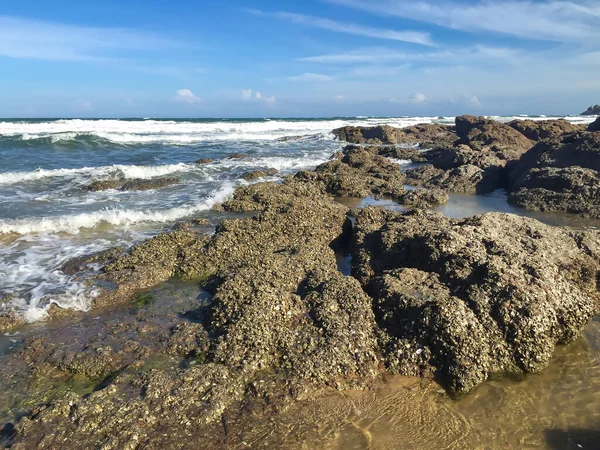 Costa Rocosa Volcánica Salvaje Cerca Del Océano Atlántico Con Olas —  Fotos de Stock