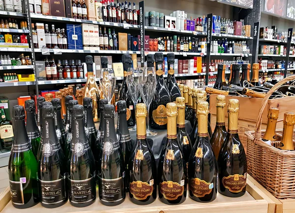 Letonya, Riga, Riga, Şubat 2022 - Riga, Letonya 'daki alışveriş merkezinde çeşitli kaliteli alkollü modern şarap butiği. Ön planda N.V. Collard Picard Cuvee Prestige Brut, Martel ve C Champagne