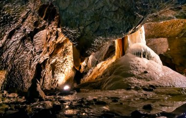 Punkva Mağaraları 'ndaki Stalactite nişanı, Moravian Karst, Çek Cumhuriyeti. Bir sürü dikit ve sarkıtla dolu bir mağara. Karst arazisi ve Çek Cumhuriyeti 'nin doğu kesiminde doğa koruma alanı.