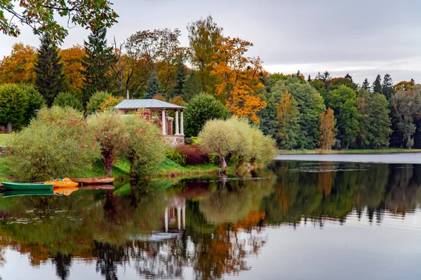 Rotunda Brzegu Spokojnego Jeziora Tle Jesiennego Lasu Liściastego Łotwie Oncept — Zdjęcie stockowe