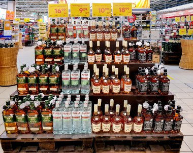 Letonya, Riga, Ekim 2021 - Riga, Letonya 'daki alışveriş merkezinde çeşitli kaliteli alkol içeren raflar.