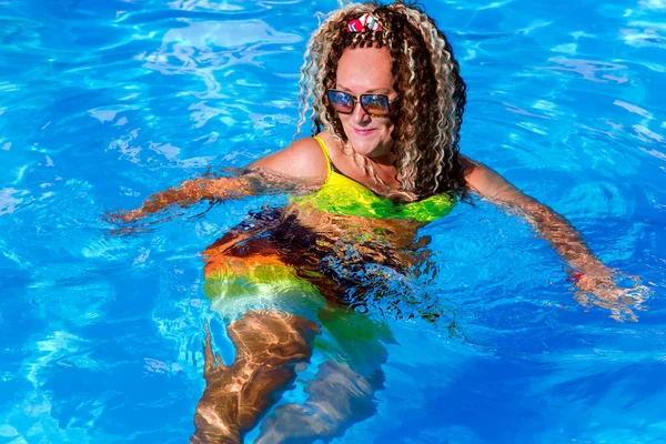 Mooie Vrouw Met Krullend Haar Zwemt Het Warme Transparante Water — Stockfoto