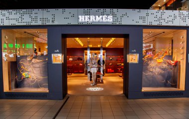 İSPAN, BARCELONA, EPTEMBER, 2021 - Hermes İspanya 'nın Barselona şehrindeki alışveriş merkezinde lüks mallarla birlikte mağaza içi
