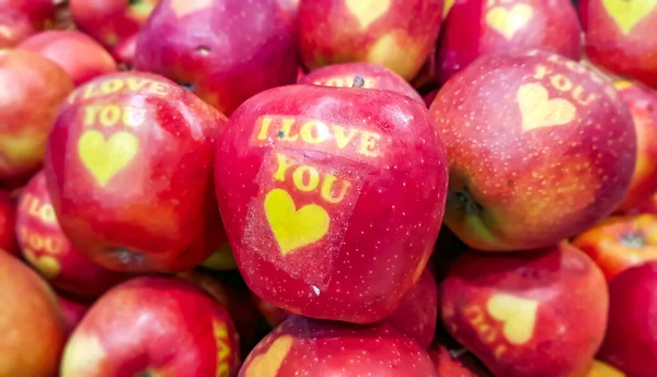 Rote Saftige Äpfel Mit Aufklebern Love You Vor Dem Valentinstag — Stockfoto