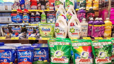 Letonya, Riga, Şubat 2022 bir süpermarket rafında zengin bir ev kimyasalları çeşidi. Evde temizlik ve düzen var..