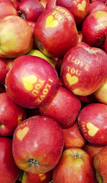 Rode Sappige Appels Met Stickers Love You Winkel Valentijnsdag Riga — Stockfoto
