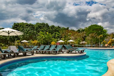 CENTRAL AMERICA, COSTA RICA, GOLFO DEL PAPAGAYO, MAYIS, 2014 - Orta Amerika, Kosta Rika 'daki Hotel Occidental Grang Papagayo' da yüzme havuzlu dinlenme alanı
