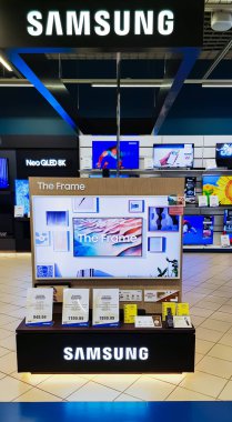 LATVIA, RIGA, FEBRUARY, 2022 - Riga, Letonya 'daki alışveriş merkezinde QLED teknolojisine sahip yeni nesil büyük televizyonlu modern elektronik Showroom
