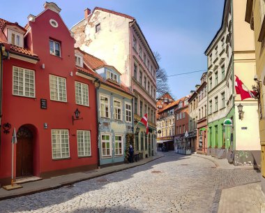 LATVIA, RIGA, MARCH, 2021 - Letonya 'nın başkenti Riga' nın dar kaldırım taşı sokaklarında antik gotik mimari. Baltık bölgesinin büyük bir ticari, kültürel, tarihi ve turizm merkezi.