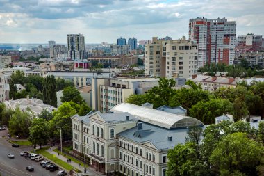 UKRAINE, KHARKIV, HAZİRAN 2016 - Pavlovo Pole şehir bölgesindeki Harkiv kentinin yüksek binaları ve yeşil parkları