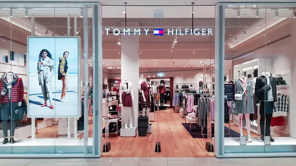 LATVIA, RIGA, FEBRUARY, 2022 - Tommy HILFIGER perakende giyim odasının içi Riga, Letonya 'daki modern ticari Alfa alışveriş merkezinde büyük satışlarla dolu