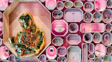 İspanya, BARCELONA, Mart 2022 - Barcelona, İspanya 'da çeşitli dekorasyonlara sahip bir Swarovski mağazasının modern iç mimarisi. Swarovski, Avusturyalı bir kristal üreticisi.