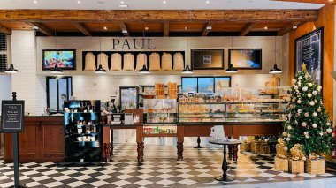 NETHERLAND, AMSTERDAM, MARCH, 2021 - Amsterdam 'daki uluslararası Schiphol Havalimanı' nda Duty Free bölgesinde Noel süslemeleri bulunan şık Paul Kafesi